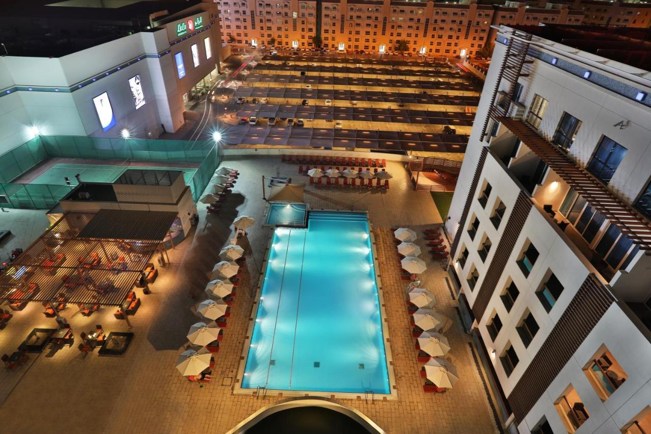 Four Points By Sheraton Al Ajn Exteriér fotografie The hotel's pool