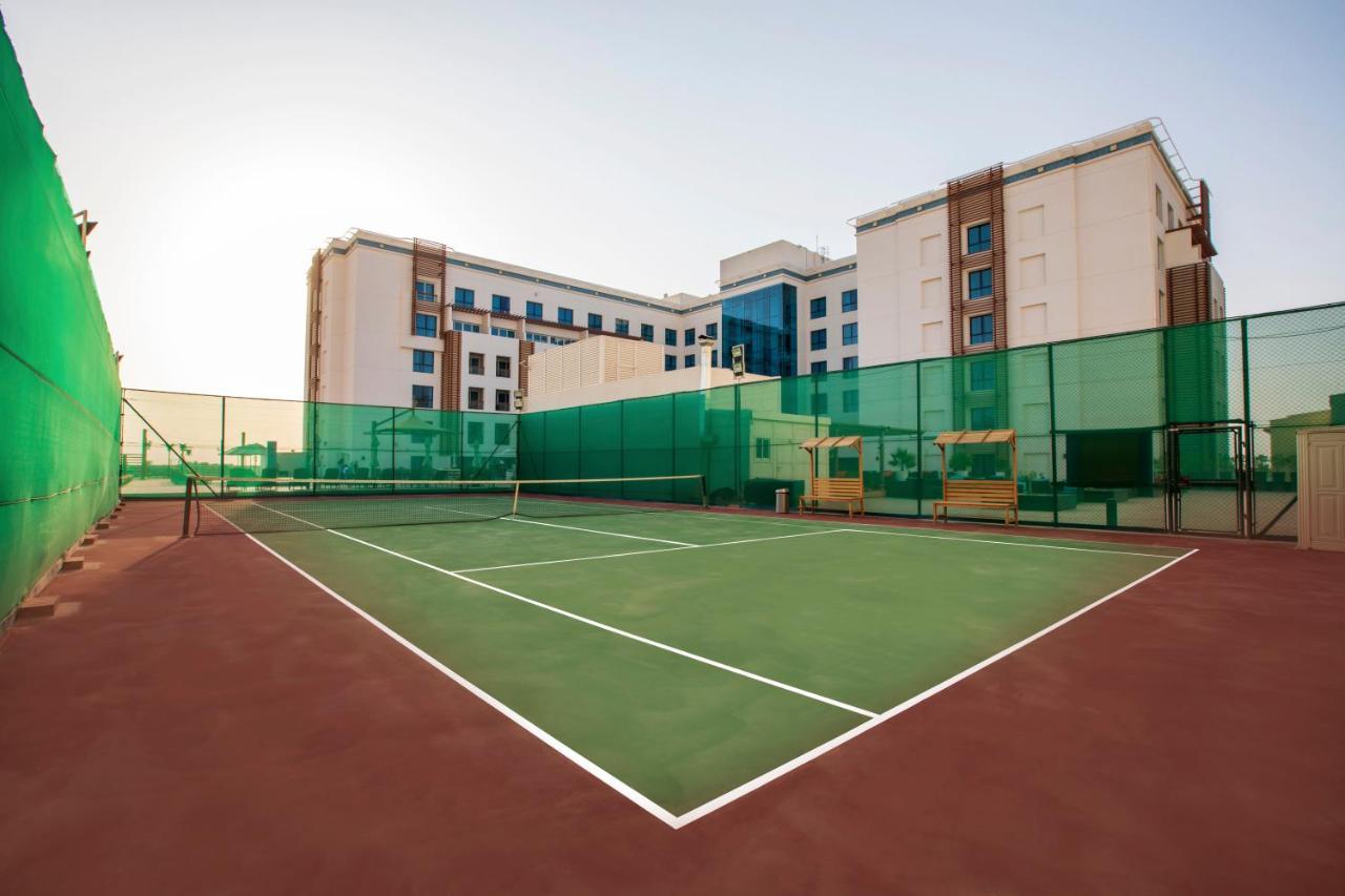 Four Points By Sheraton Al Ajn Exteriér fotografie Tennis court
