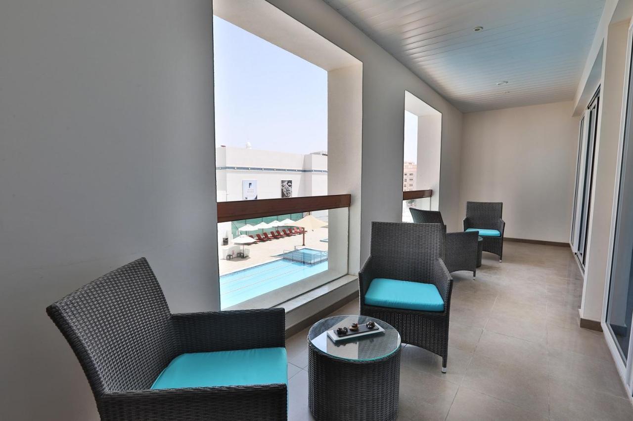 Four Points By Sheraton Al Ajn Exteriér fotografie A balcony at the hotel