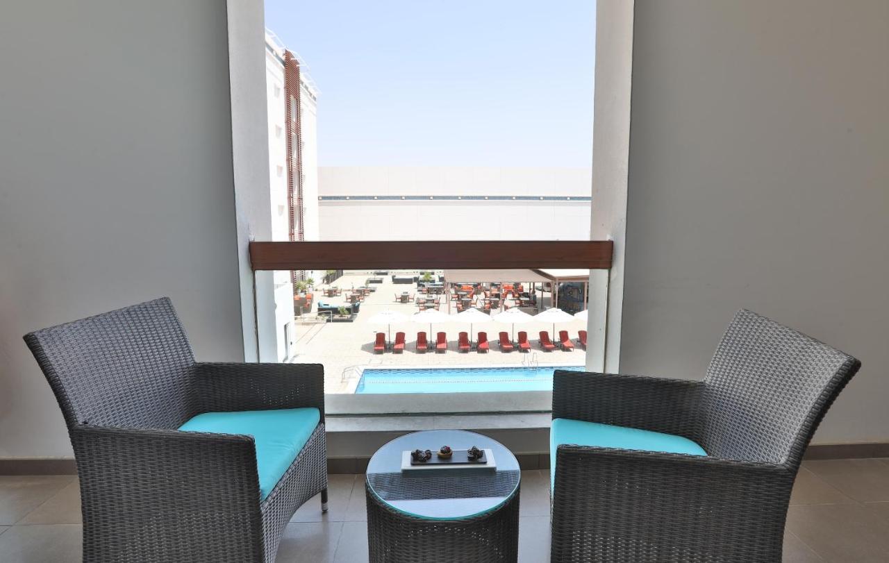 Four Points By Sheraton Al Ajn Exteriér fotografie A balcony at the hotel