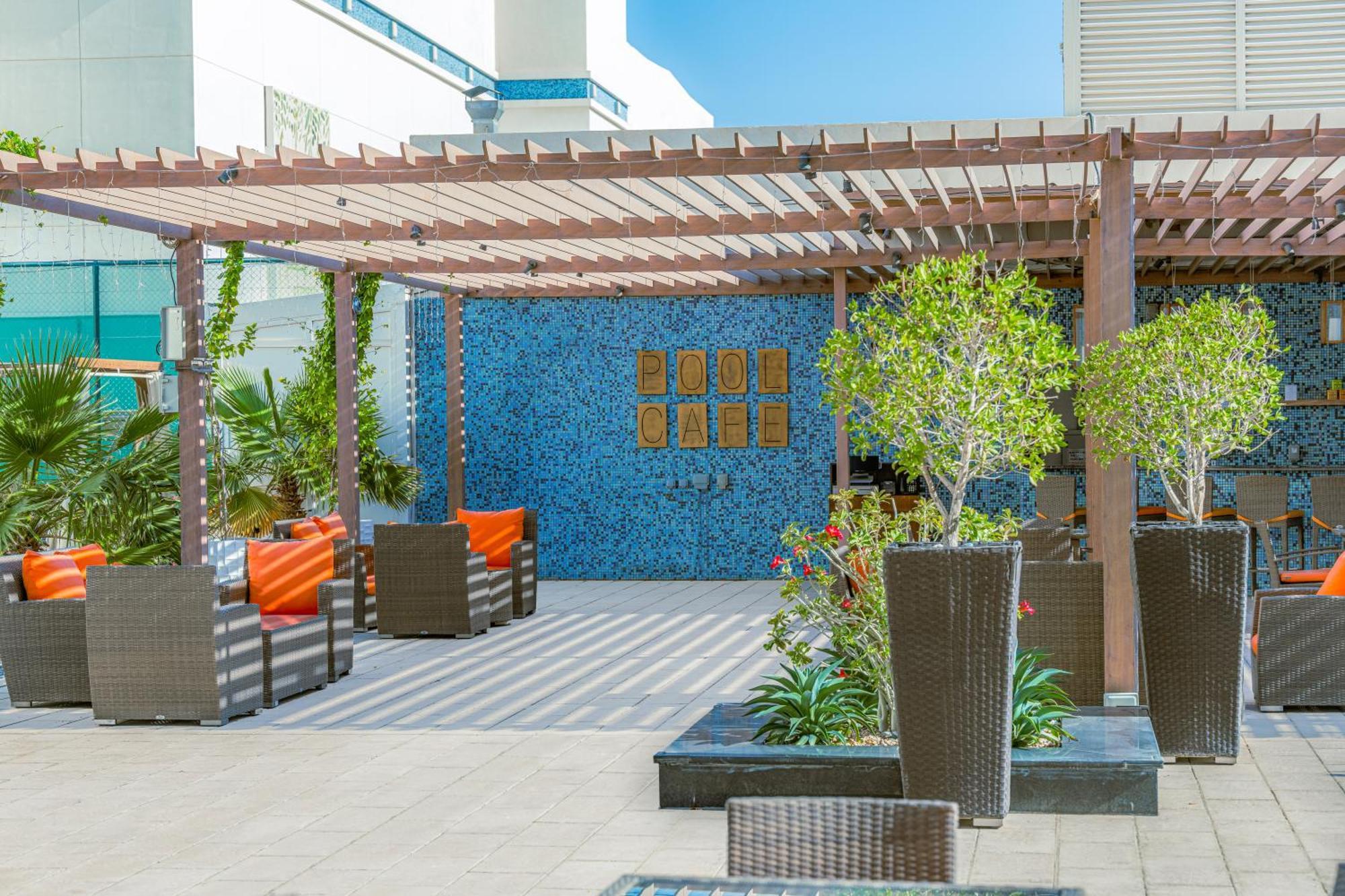 Four Points By Sheraton Al Ajn Exteriér fotografie The rooftop pool at the hotel