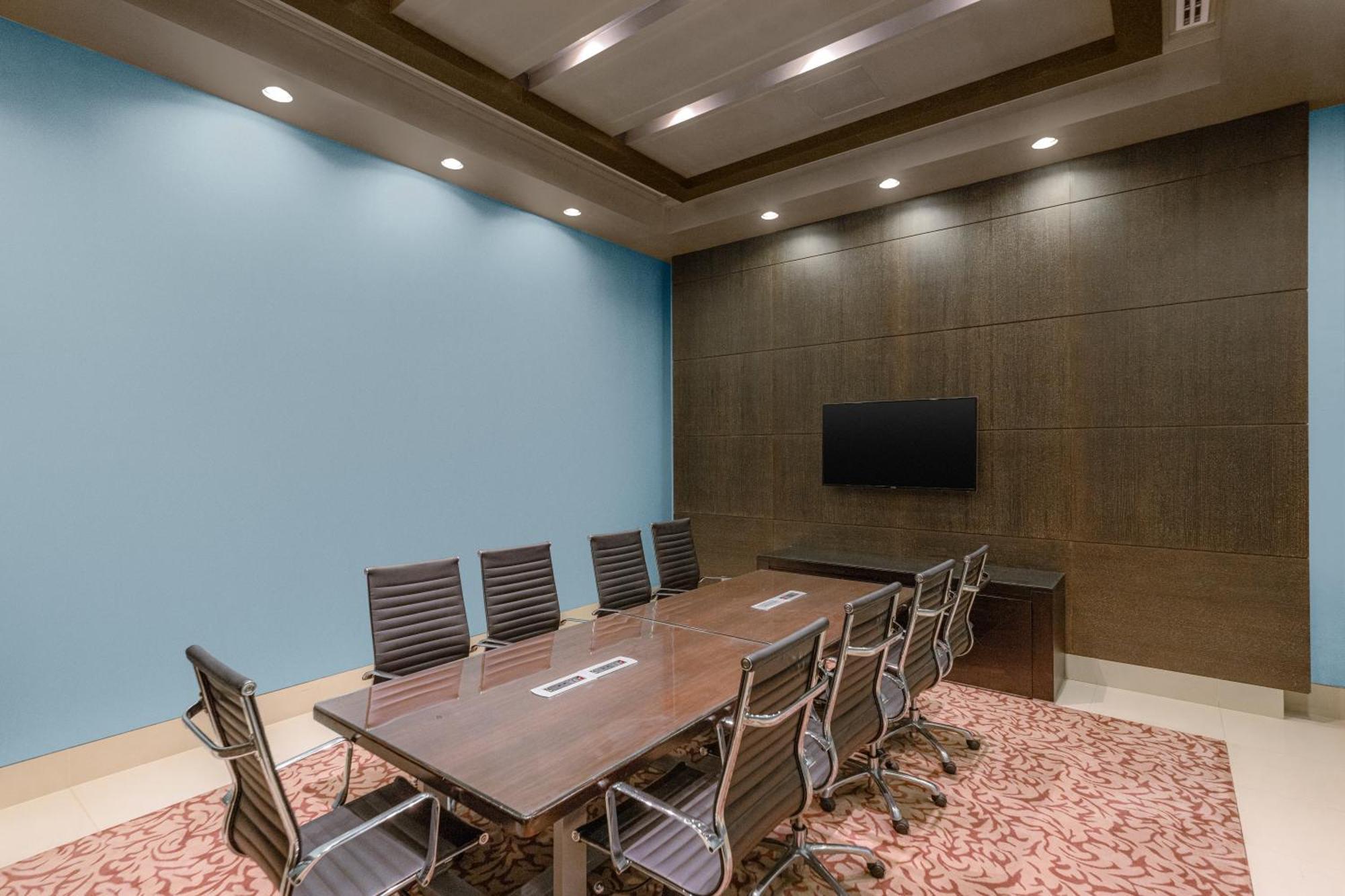 Four Points By Sheraton Al Ajn Exteriér fotografie Meeting room at the library