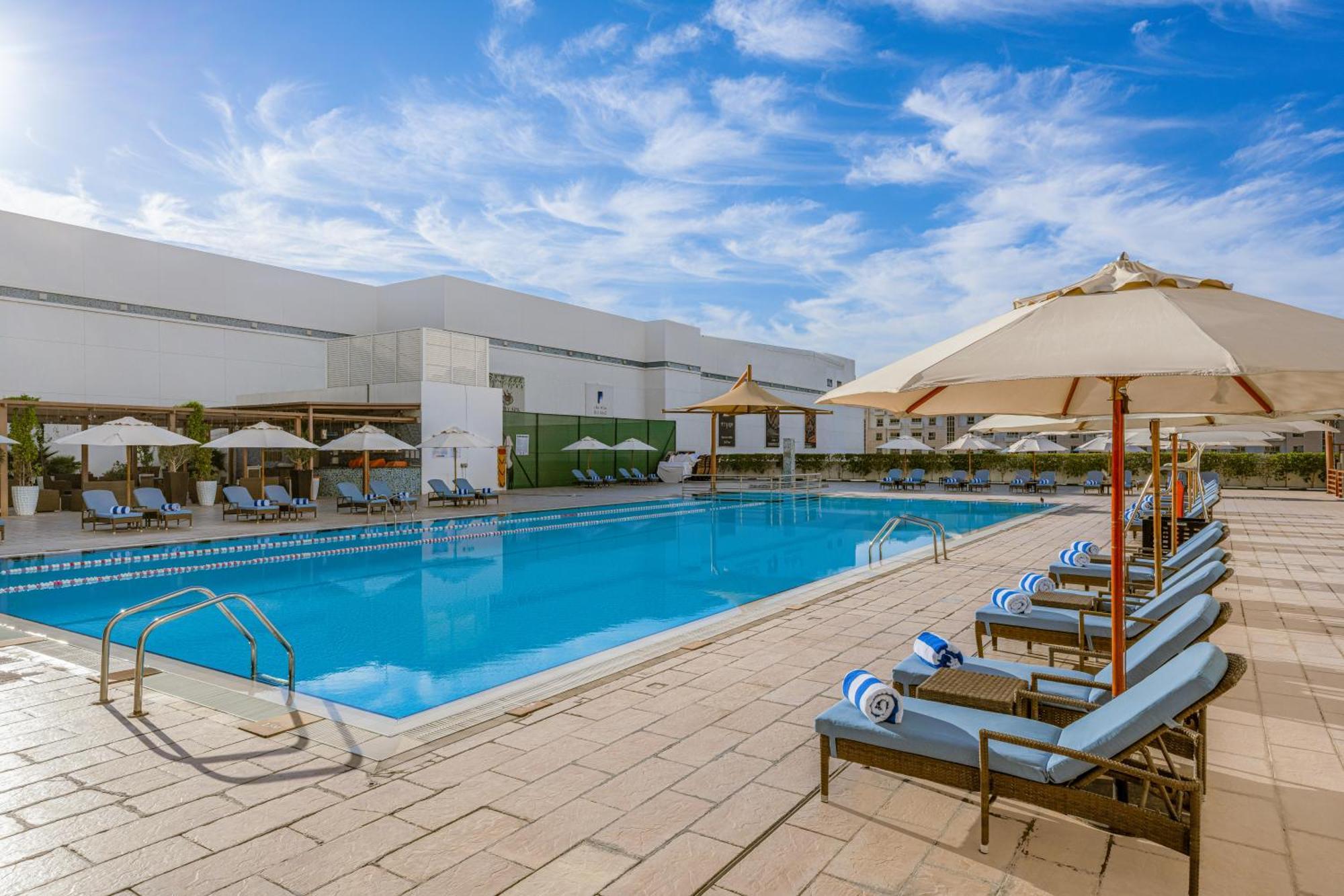 Four Points By Sheraton Al Ajn Exteriér fotografie The swimming pool at the hotel