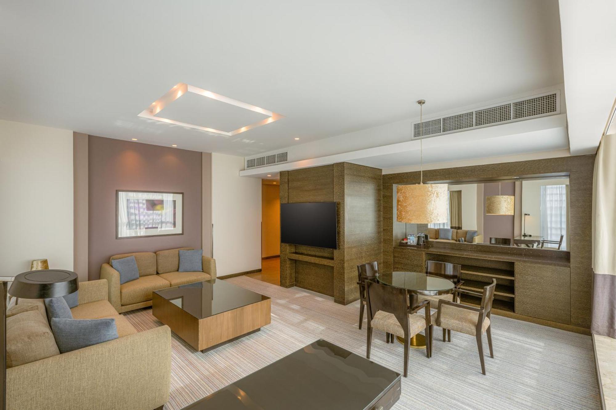 Four Points By Sheraton Al Ajn Exteriér fotografie Suite at the hotel