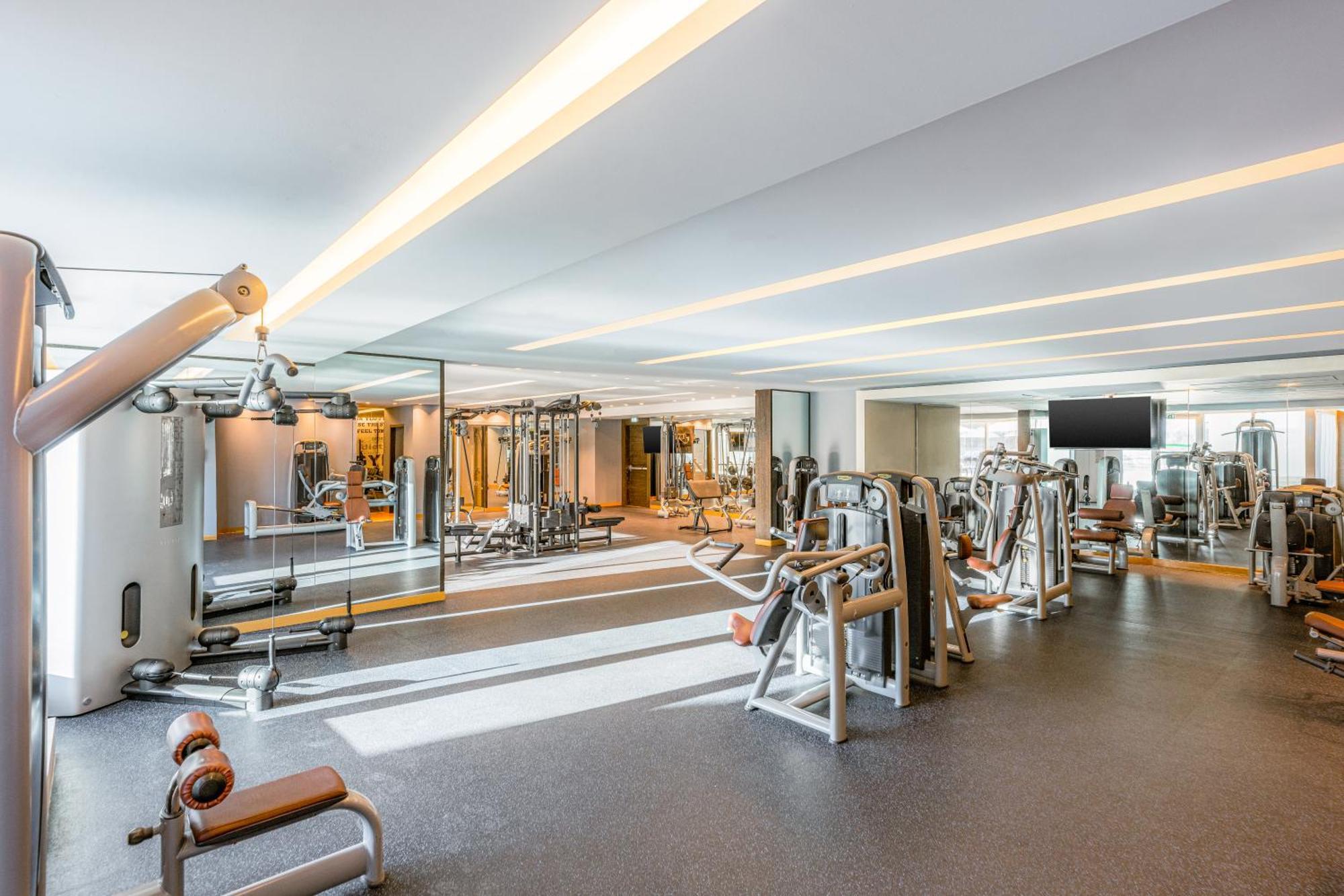 Four Points By Sheraton Al Ajn Exteriér fotografie The gym at the hotel