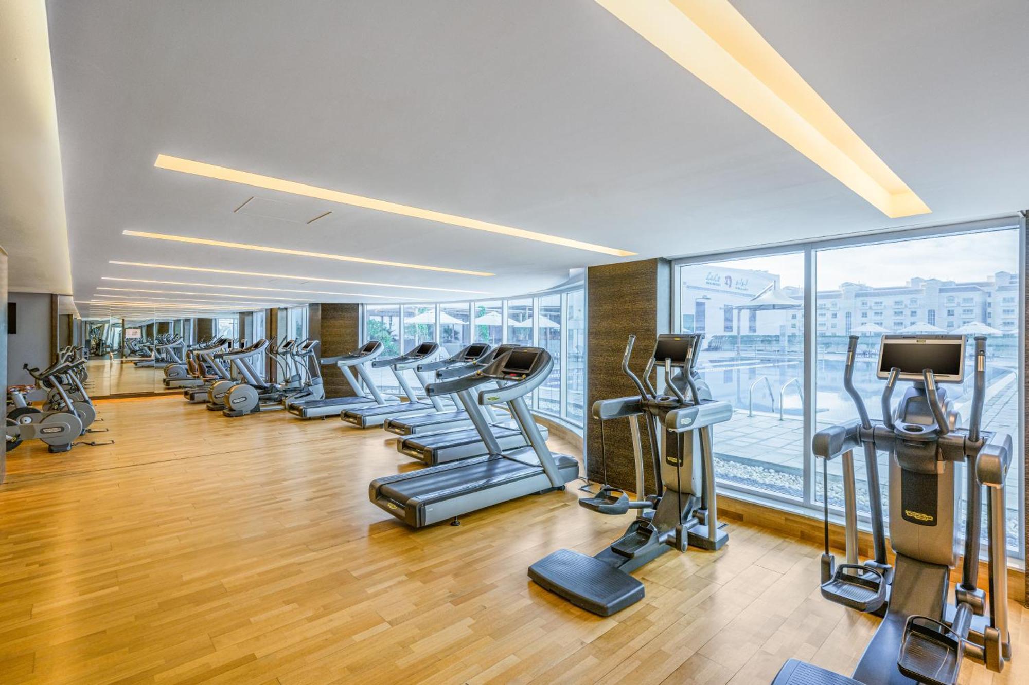 Four Points By Sheraton Al Ajn Exteriér fotografie The gym at the hotel