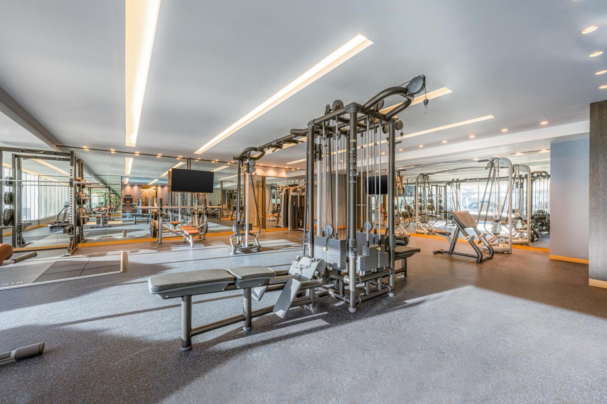 Four Points By Sheraton Al Ajn Exteriér fotografie The gym at the hotel
