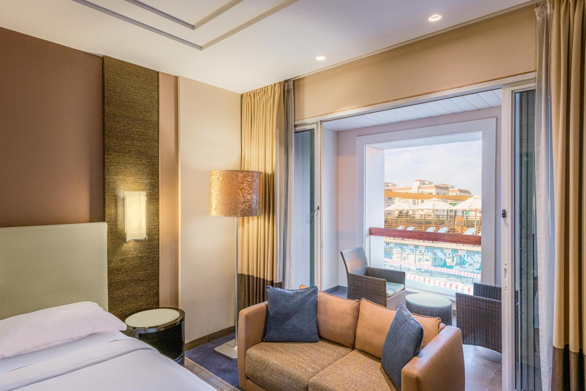 Four Points By Sheraton Al Ajn Exteriér fotografie Deluxe Room with Pool Access