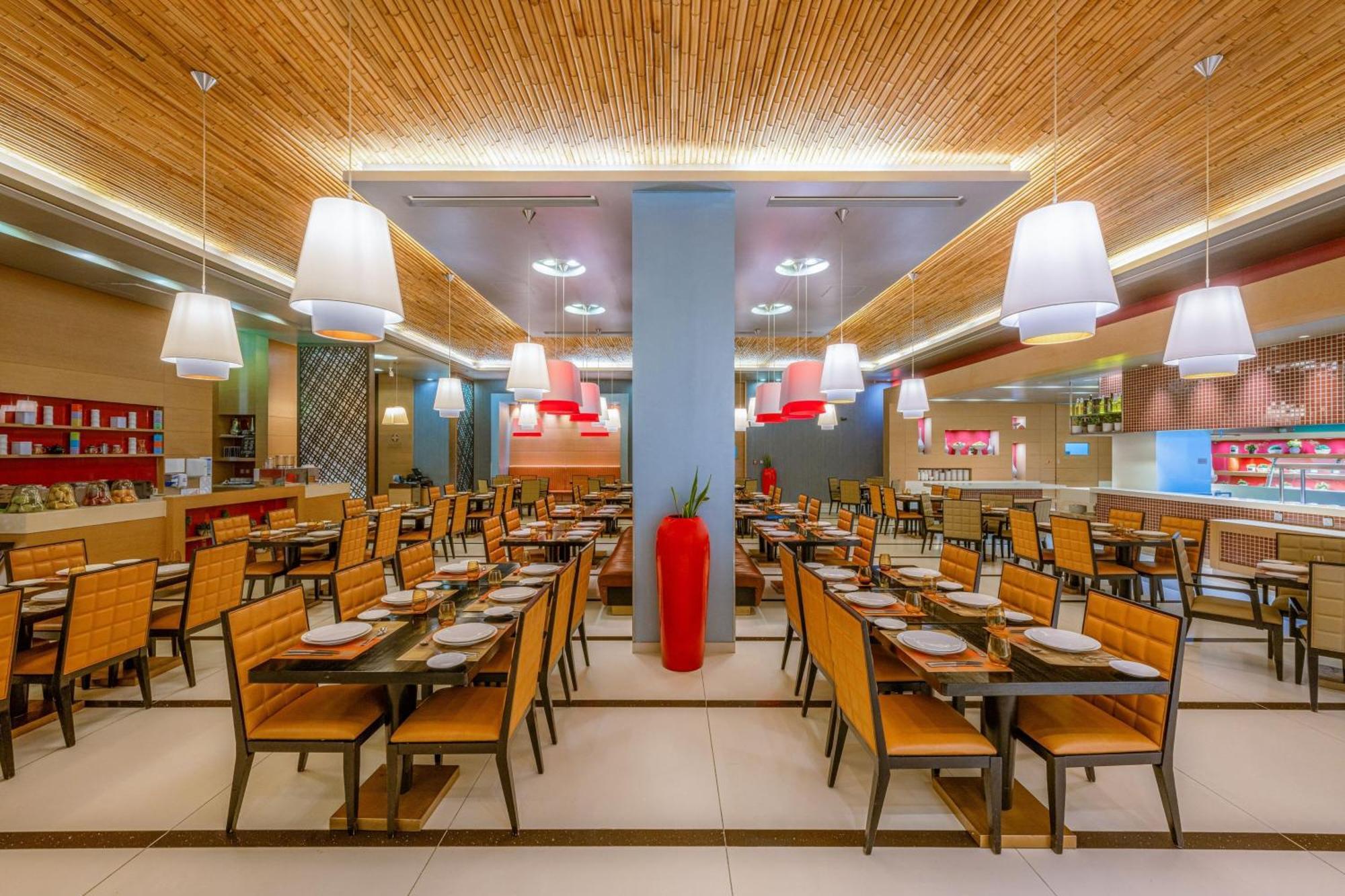 Four Points By Sheraton Al Ajn Exteriér fotografie The interior of a typical buffet restaurant