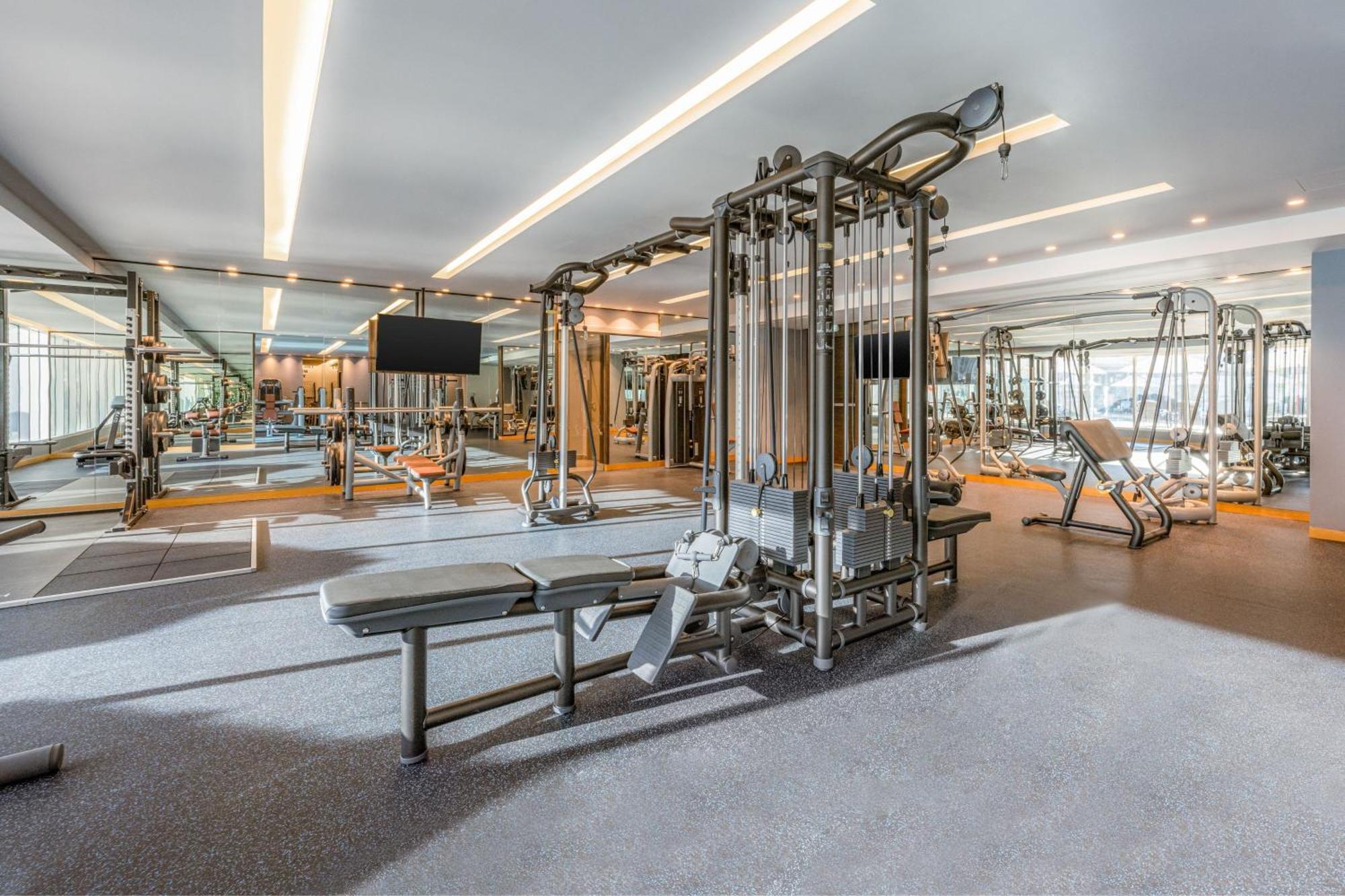 Four Points By Sheraton Al Ajn Exteriér fotografie The gym at the hotel
