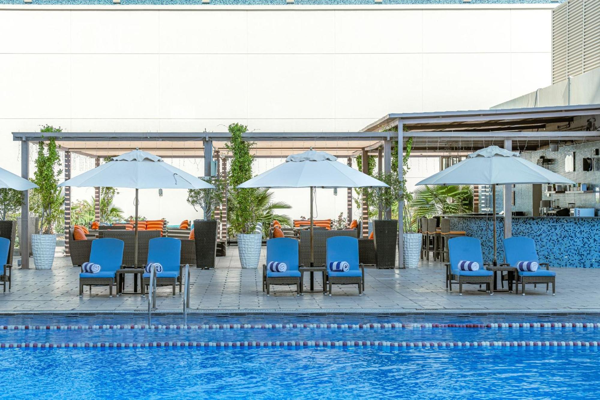 Four Points By Sheraton Al Ajn Exteriér fotografie The pool at the hotel
