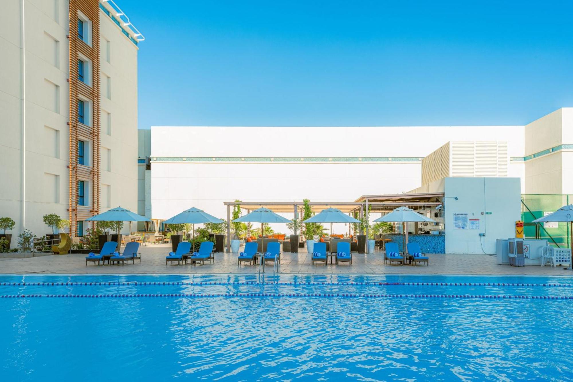 Four Points By Sheraton Al Ajn Exteriér fotografie The swimming pool at the hotel