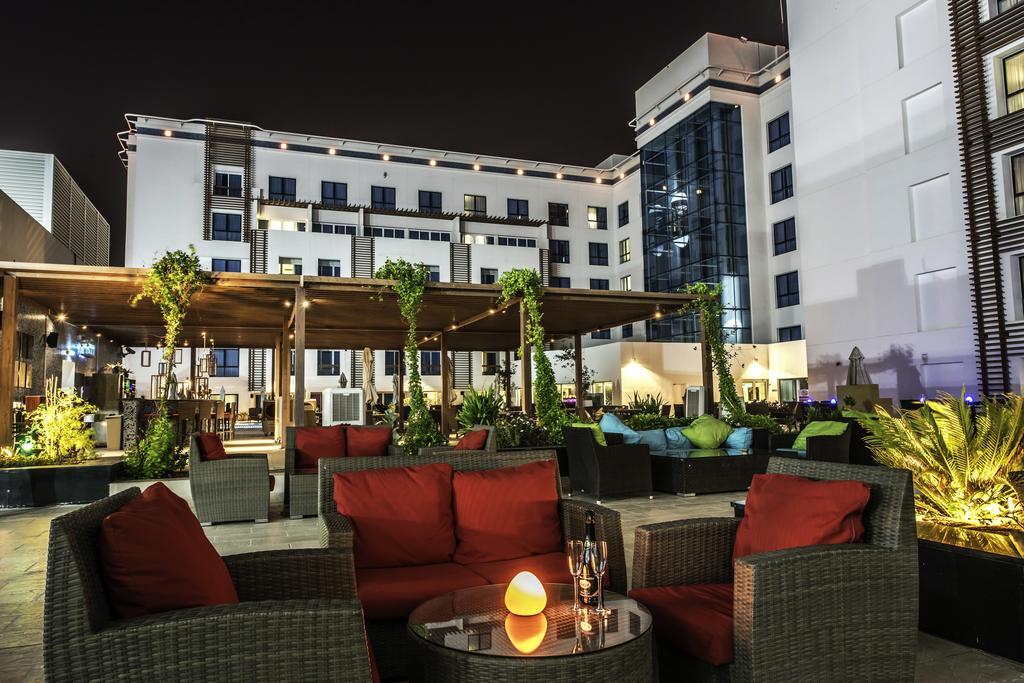 Four Points By Sheraton Al Ajn Exteriér fotografie The hotel's rooftop lounge